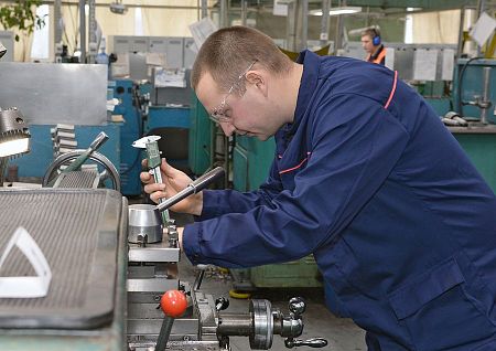 Работники АПЗ заняли призовые места в каждой из 6 профессий городского конкурса "Золотые руки"
